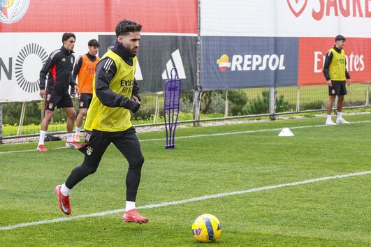 Rafa Silva treina com colegas e pode ser titular no próximo jogo do Benfica