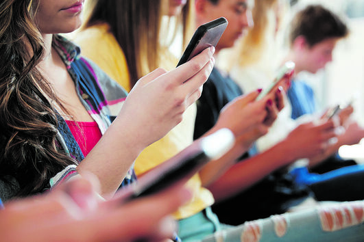 Quase metade dos inquiridos responderem passar mais de três horas por dia nas redes sociais