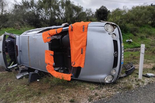 Mulher sofre ferimentos graves após capotamento de carro na A22