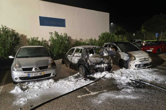 Incêndio danifica carros em estacionamento de Silves