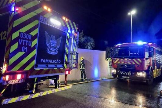 Um bombeiro ficou ferido durante o combate ao incêndio