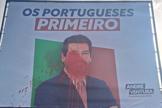 Cartazes de campanha de André Ventura vandalizados no distrito de Aveiro