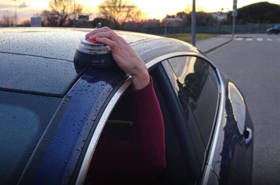 Luz V16 obrigatória em Espanha: saiba como adaptar o seu veículo para maior segurança