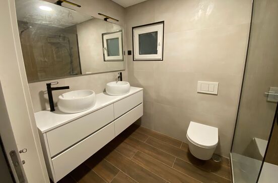 Remodelação Mudelar: casa de banho com eficiência, design e aproveitamento de espaços