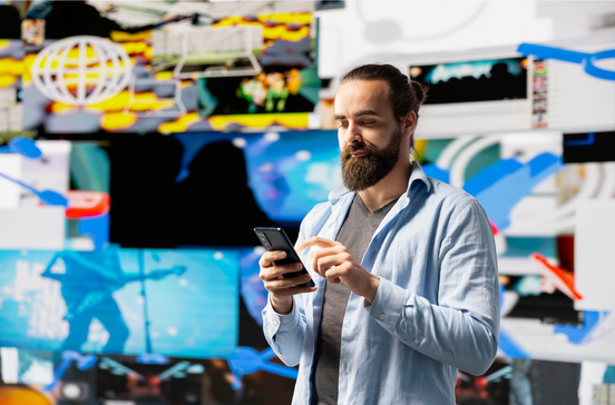 Homem utiliza smartphone com para fazer compras online