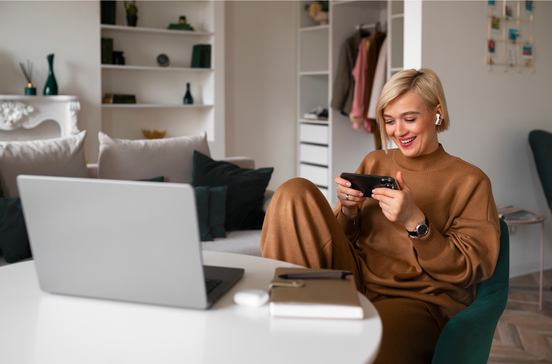 Mulher usa smartphone em casa; promoções em gadgets e moda de marcas reconhecidas