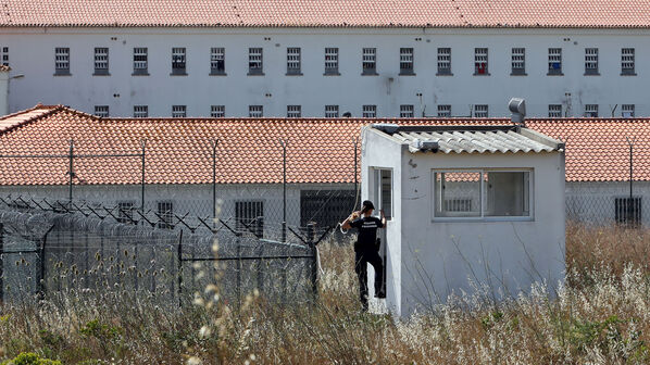 "Apanho-te no quarto a dormir, mato-te e pronto": Homem doente agredido pela mulher e cunhada. Irmãs foram presas