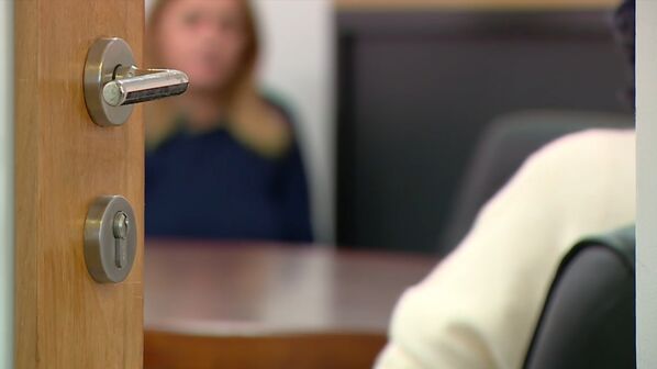 "Deu-me uma injeção que me deixou praticamente impotente": mulher abusada por ortopedista recorda o trauma