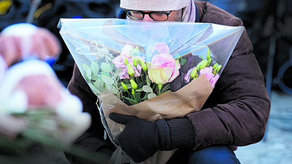 Jovem portuguesa tinha mesa marcada no bar da Suíça onde morreram 40 pessoas, mas desmarcou e escapou à tragédia