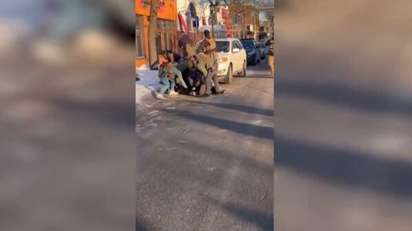 O momento em que homem é baleado por agentes federais em Minneapolis, EUA