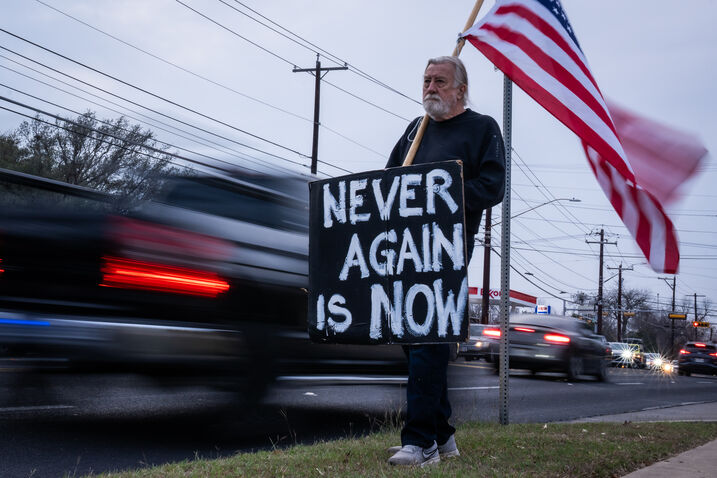 "Nunca mais é agora", lê-se. Protestos no Texas