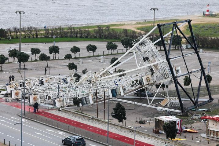 Roda gigante caiu no Parque das Gaivotas, na Figueira da Foz