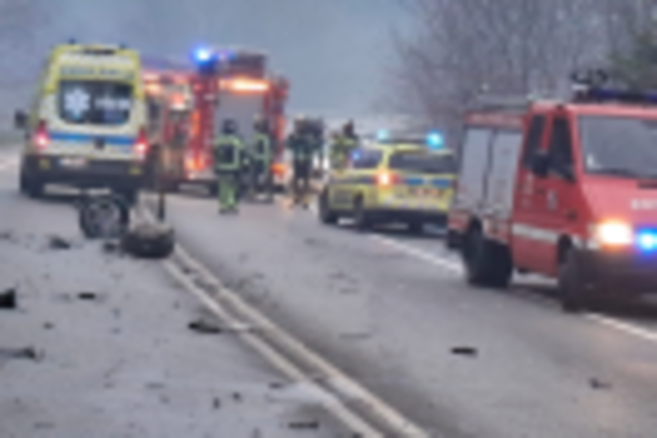 Acidente envolveu veículos de emergência numa estrada, com destroços espalhados