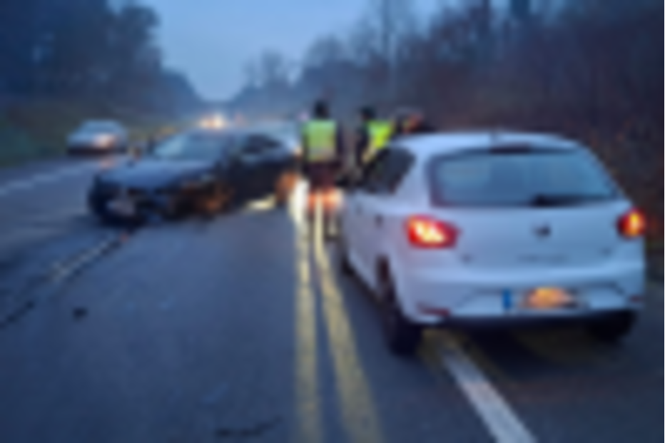 Colisão automóvel na estrada causa preocupação e interrompe o tráfego