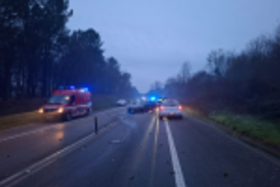 Acidente rodoviário com veículos de emergência no local