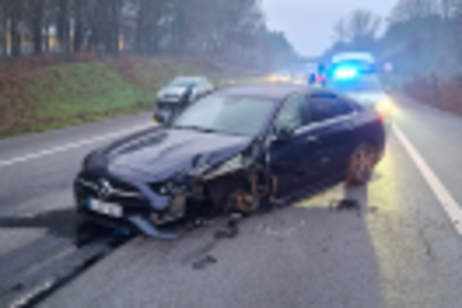 Acidente de viação causa danos materiais num veículo