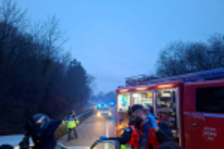 Equipas de emergência atuam em acidente rodoviário