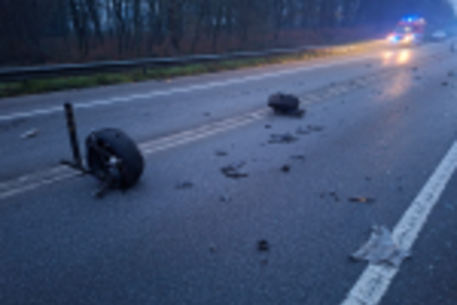 Estrada com destroços após acidente