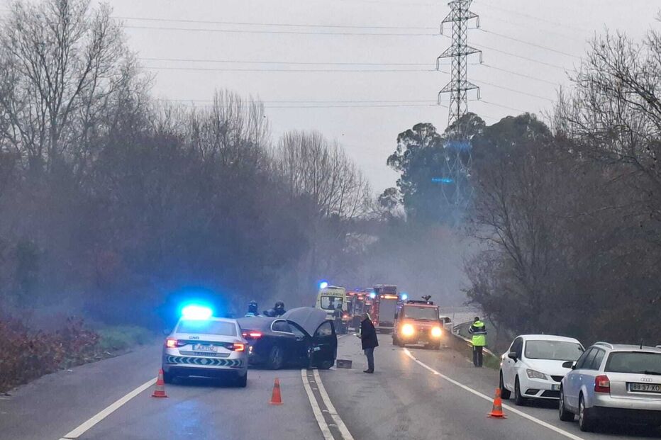 Jovem de 25 anos morre em colisão entre dois carros em Vila Verde