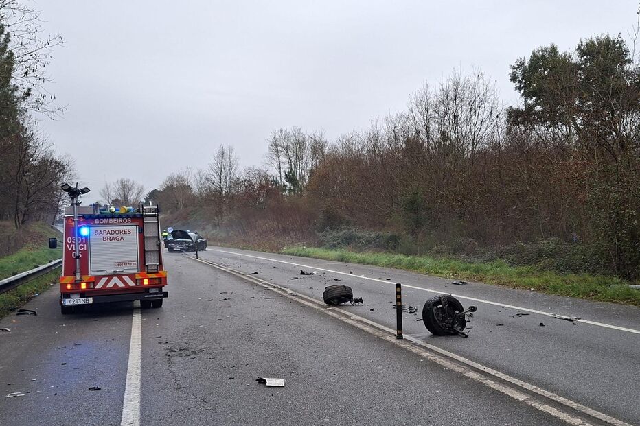 Jovem de 25 anos morre em colisão entre dois carros em Vila Verde
