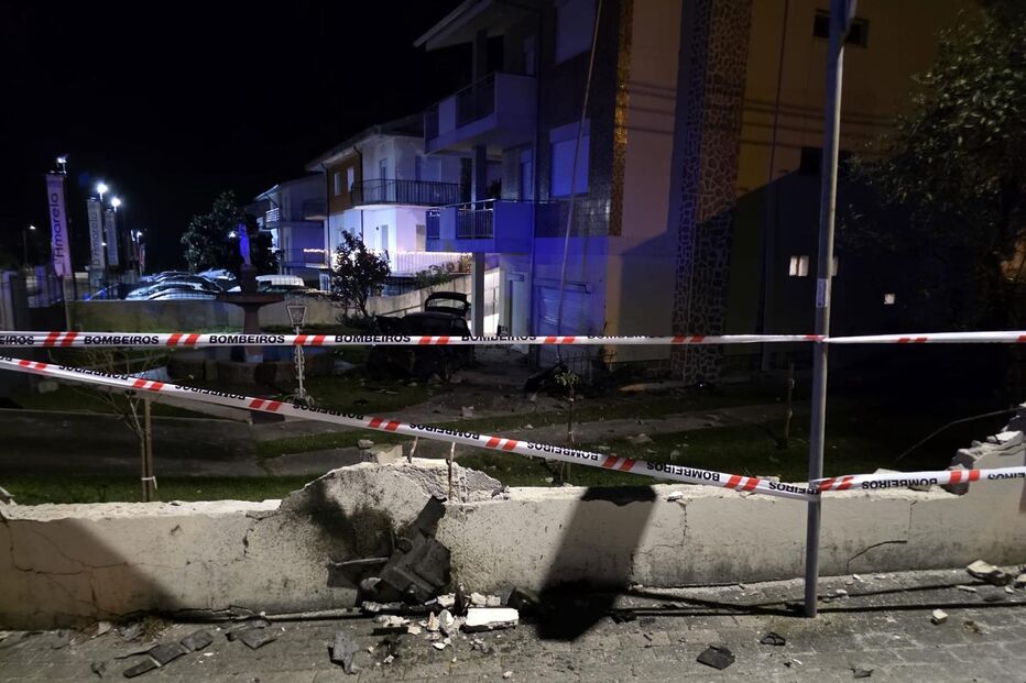 Carro em despiste invade jardim de moradia