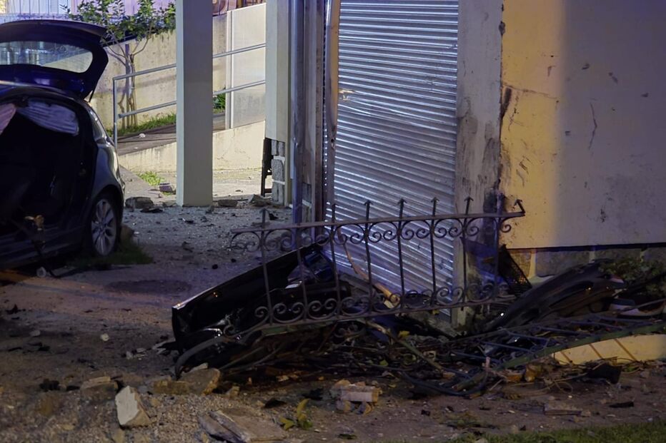 Carro em despiste invade jardim de moradia