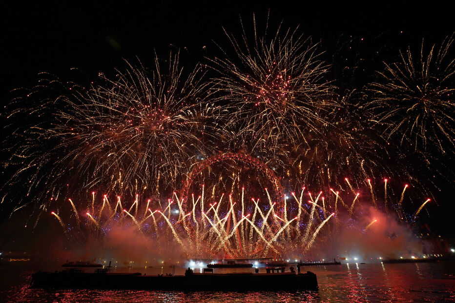 Fogo de artifício ilumina o céu em Londres