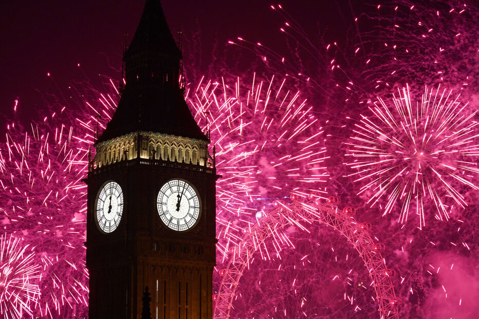 Fogo de artifício ilumina o céu em Londres