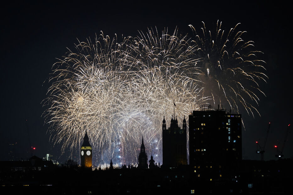 Fogo de artifício ilumina o céu em Londres