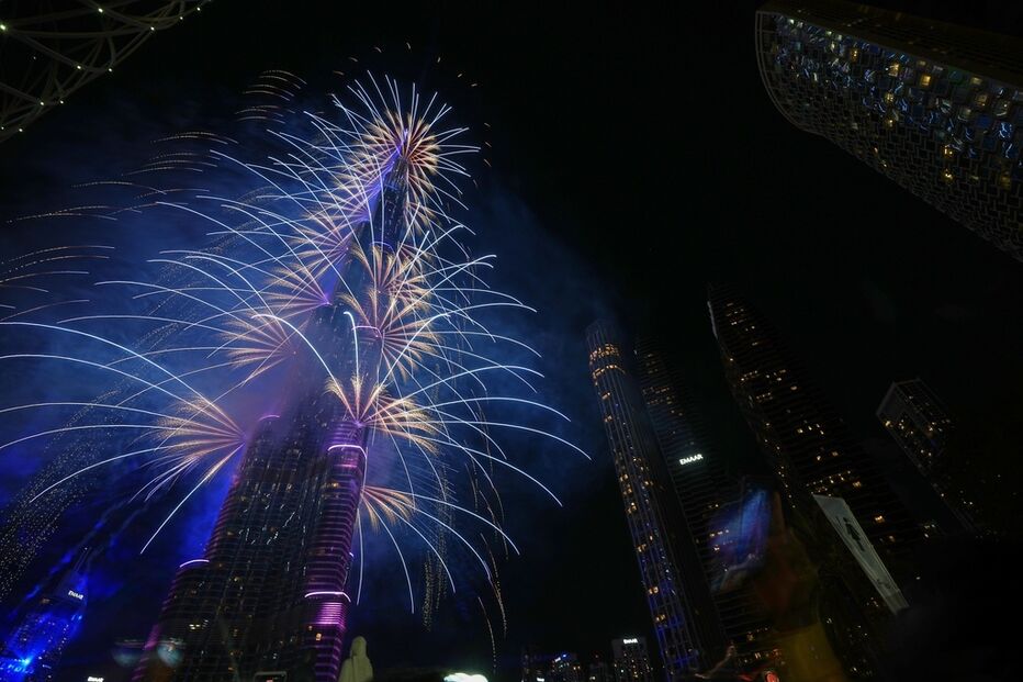 Fogo de artifício lançado do edifício mais alto do mundo, o Burj Khalifa, no Dubai 