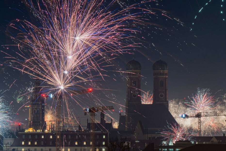 Fogo de artifício em Munique, Alemanha, durante as celebrações de Ano Novo