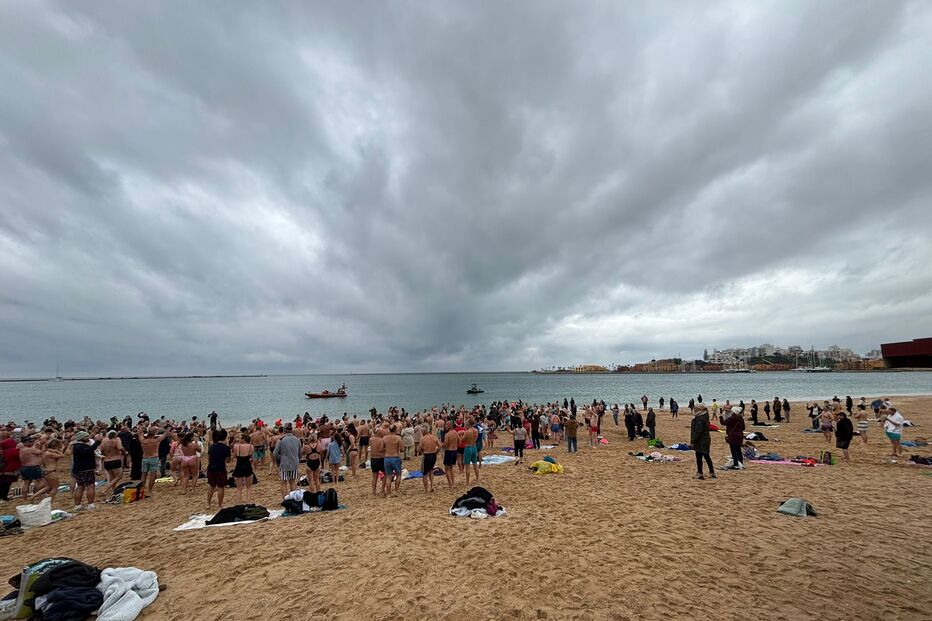 500 pessoas deram o primeiro mergulho do ano em Ferragudo
