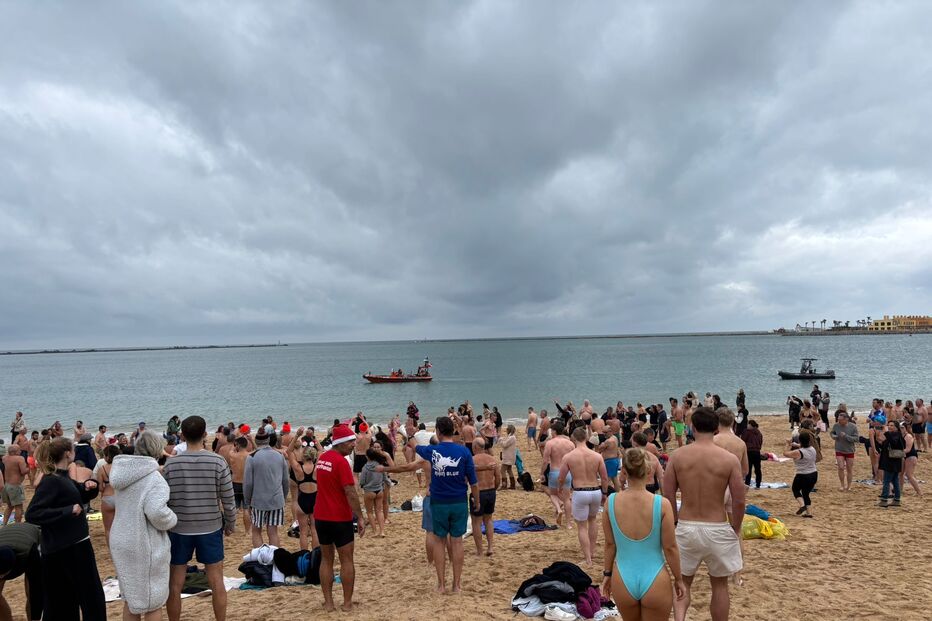 500 pessoas deram o primeiro mergulho do ano em Ferragudo