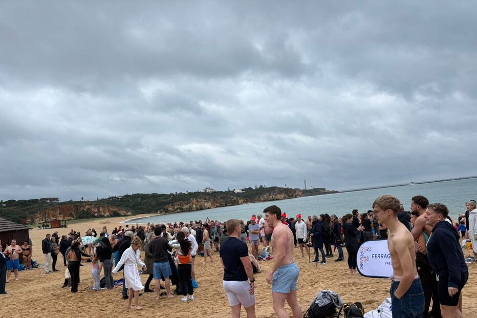 500 pessoas deram o primeiro mergulho do ano em Ferragudo