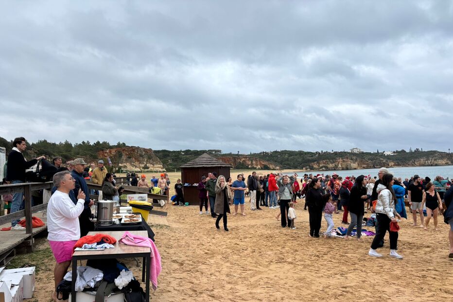 500 pessoas deram o primeiro mergulho do ano em Ferragudo