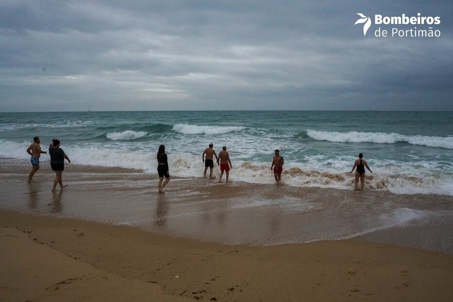 Bombeiros de Portimão despiram a farda e foram ao banho no primeiro dia do ano na praia do Vau