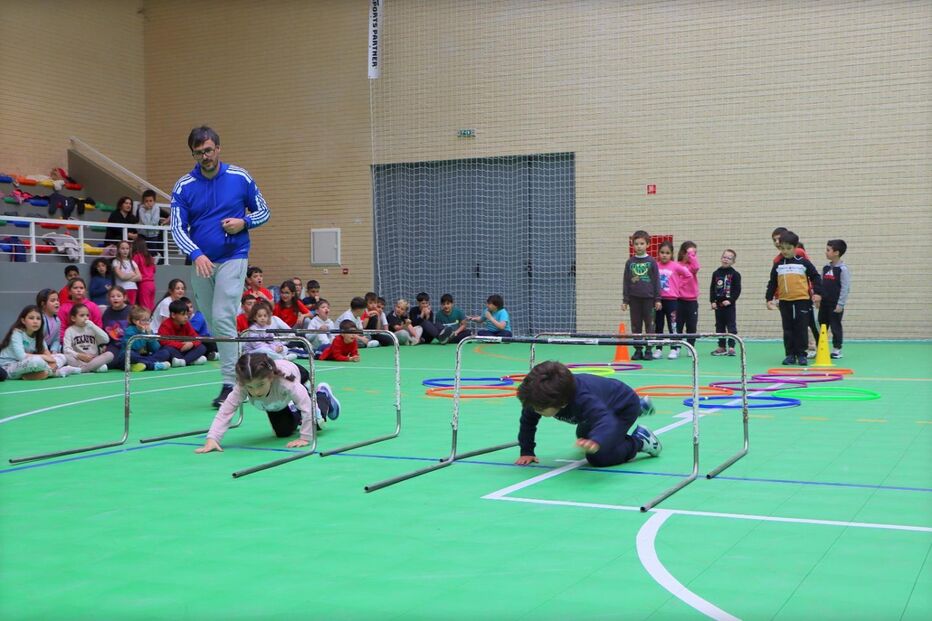 Crianças praticam desporto, após anúncio de Educação Física no 1.º ciclo