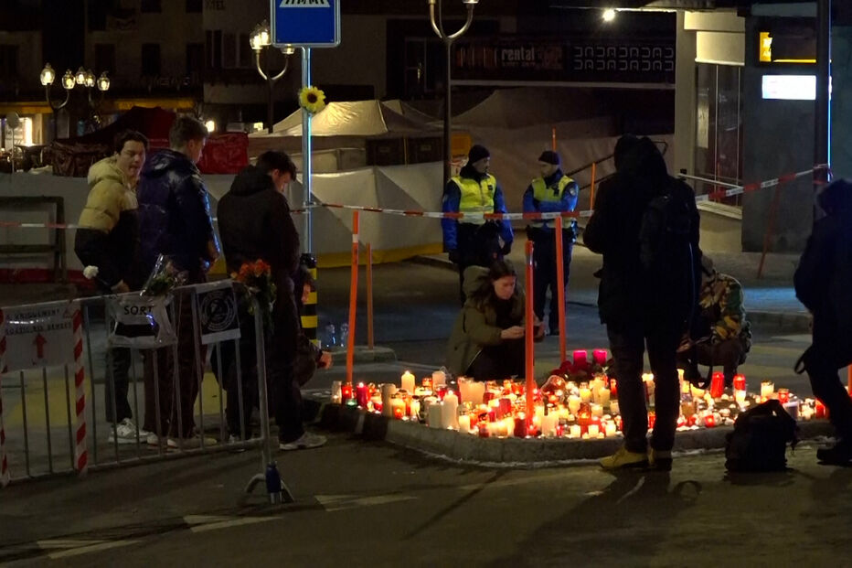Flores e velas para recordar as mais de 40 vítimas do incêndio em bar de estância de esqui na Suíça 