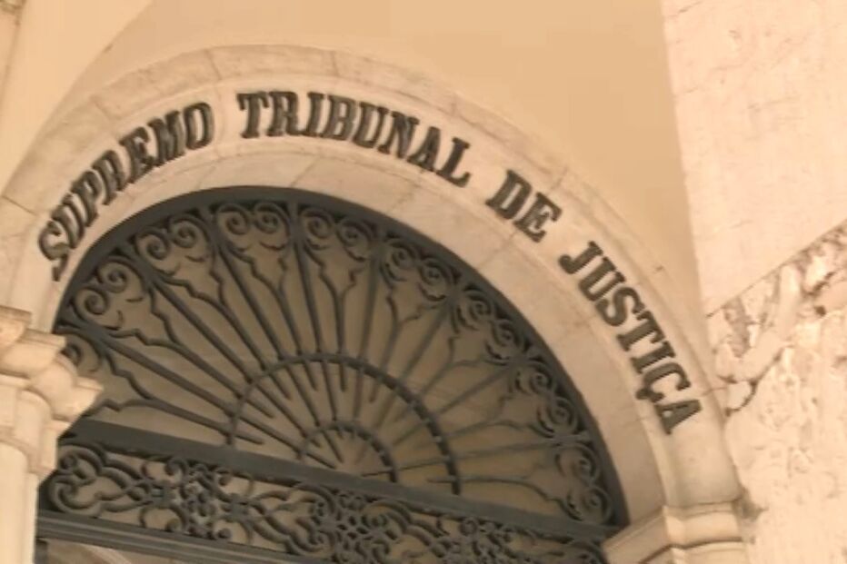 Procurador corrupto reza na cadeia por perdão