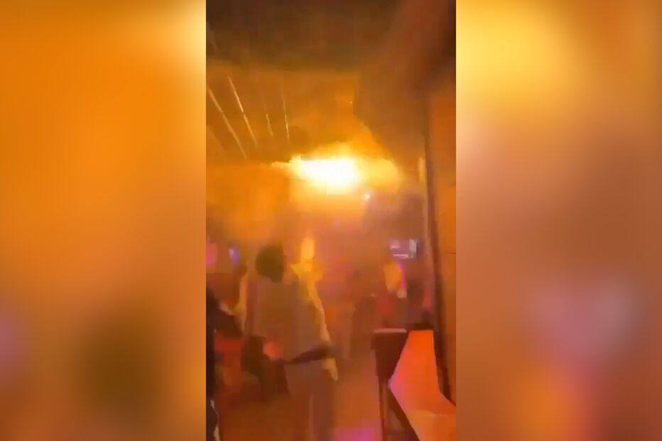 Novas imagens mostram jovem a tentar apagar incêndio e momentos de pânico após fogo alastrar em bar na Suíça