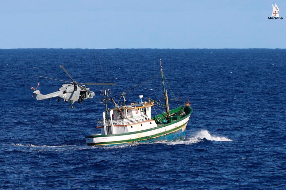 Marinha combate tráfego ilícito com apoio aéreo e naval no Atlântico.
