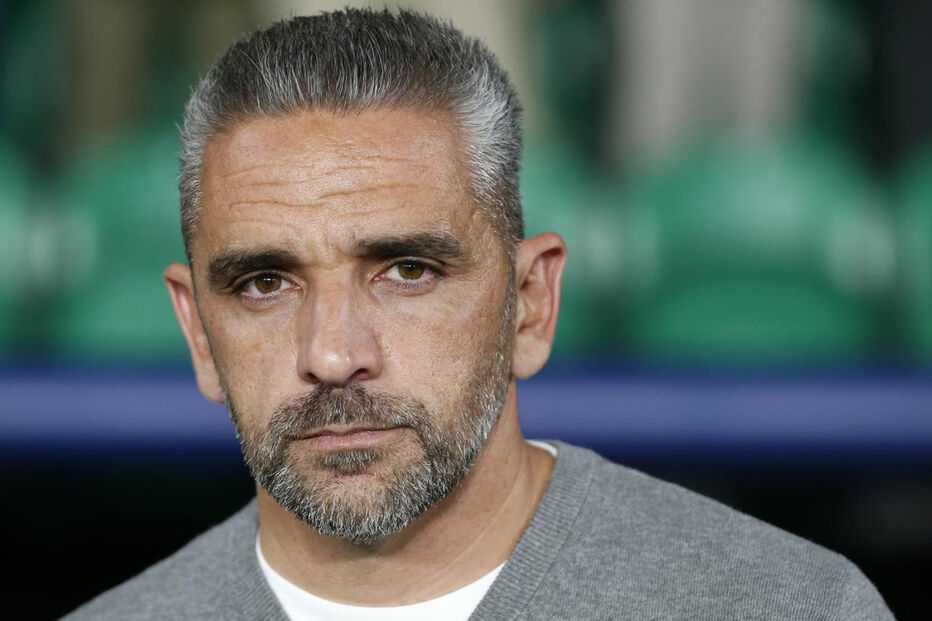 Rui Borges reage junto ao banco de suplentes do Sporting