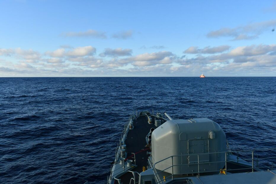 Vista de um navio no mar com outro navio ao longe