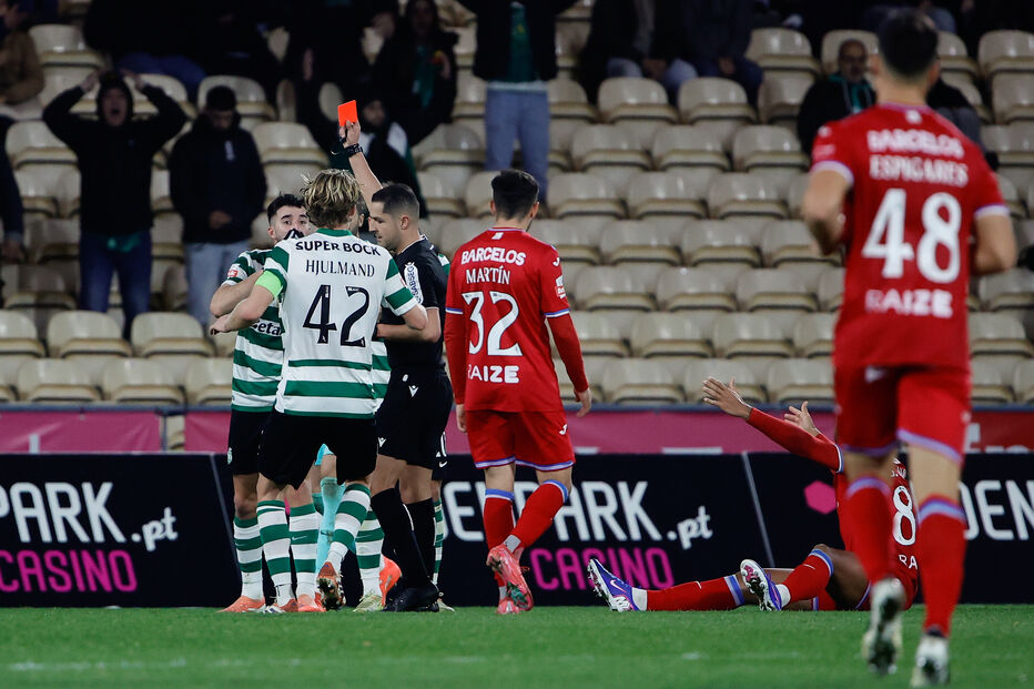 Momento tenso: Árbitro mostra cartão vermelho durante jogo do Sporting.
