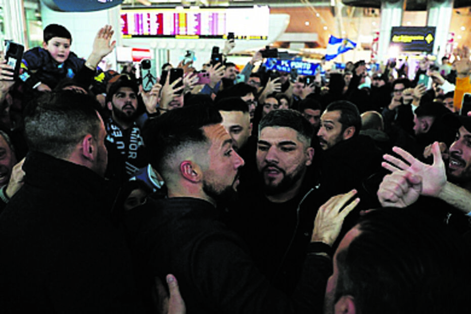 Euforia na partida do FC Porto: Mais de 200 adeptos foram ao aeroporto apoiar equipa