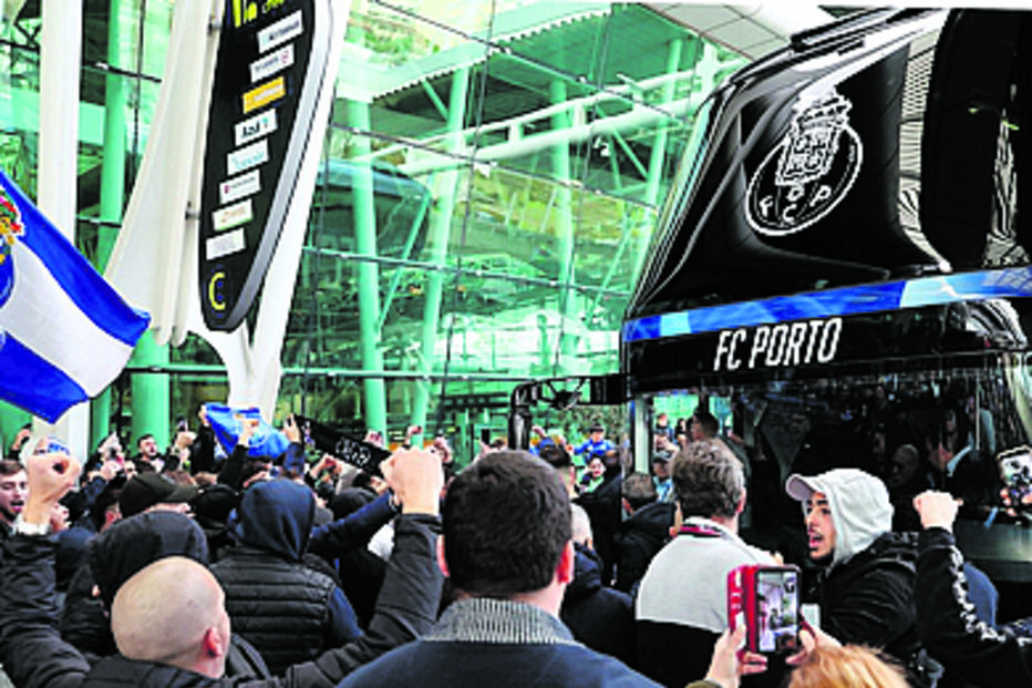 Euforia na partida do FC Porto: Mais de 200 adeptos foram ao aeroporto apoiar equipa