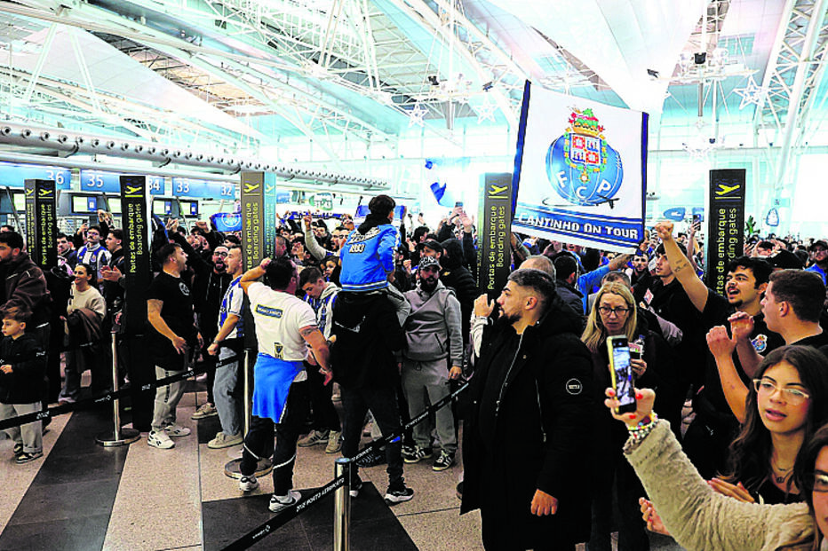 Euforia na partida do FC Porto: Mais de 200 adeptos foram ao aeroporto apoiar equipa