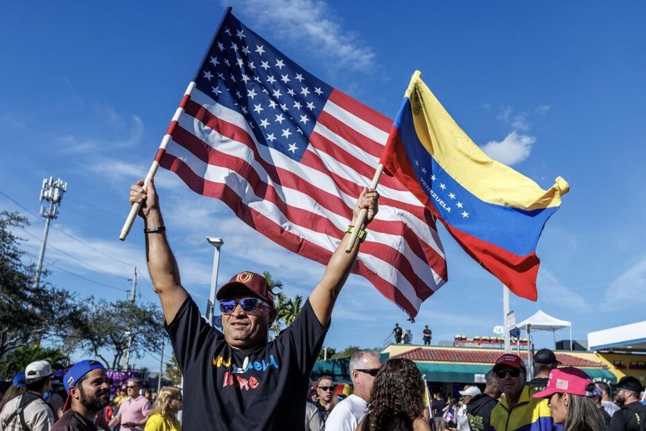 Venezuelanos festejam destituição do presidente Nicolás Maduro