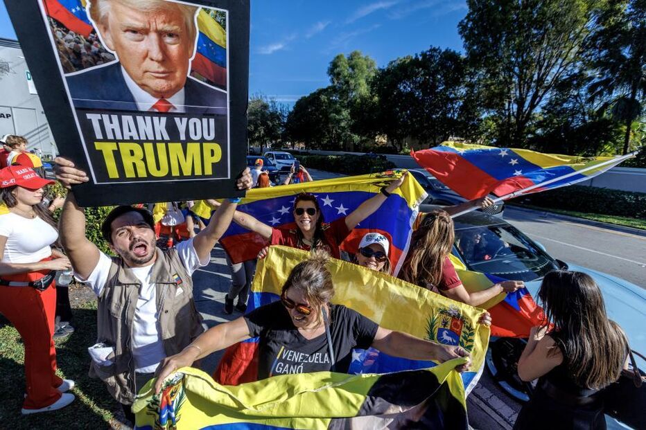 Venezuelanos festejam destituição do presidente Nicolás Maduro