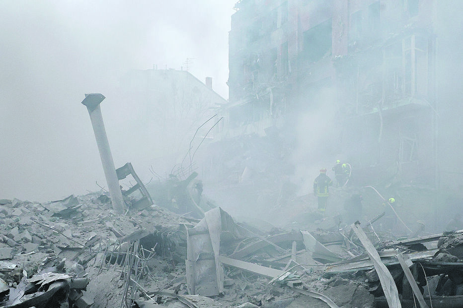 Dois mortos e 30 feridos em ataque brutal a prédio de habitação em Kharkiv
